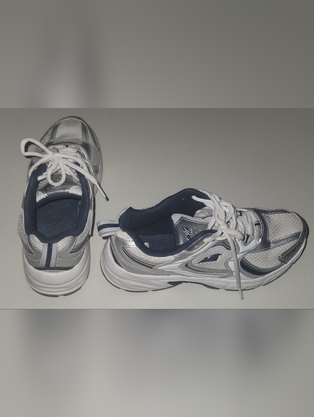 White & Silver Avia 5000 Athletic Sneakers - Size 8 - Picture 8 of 10